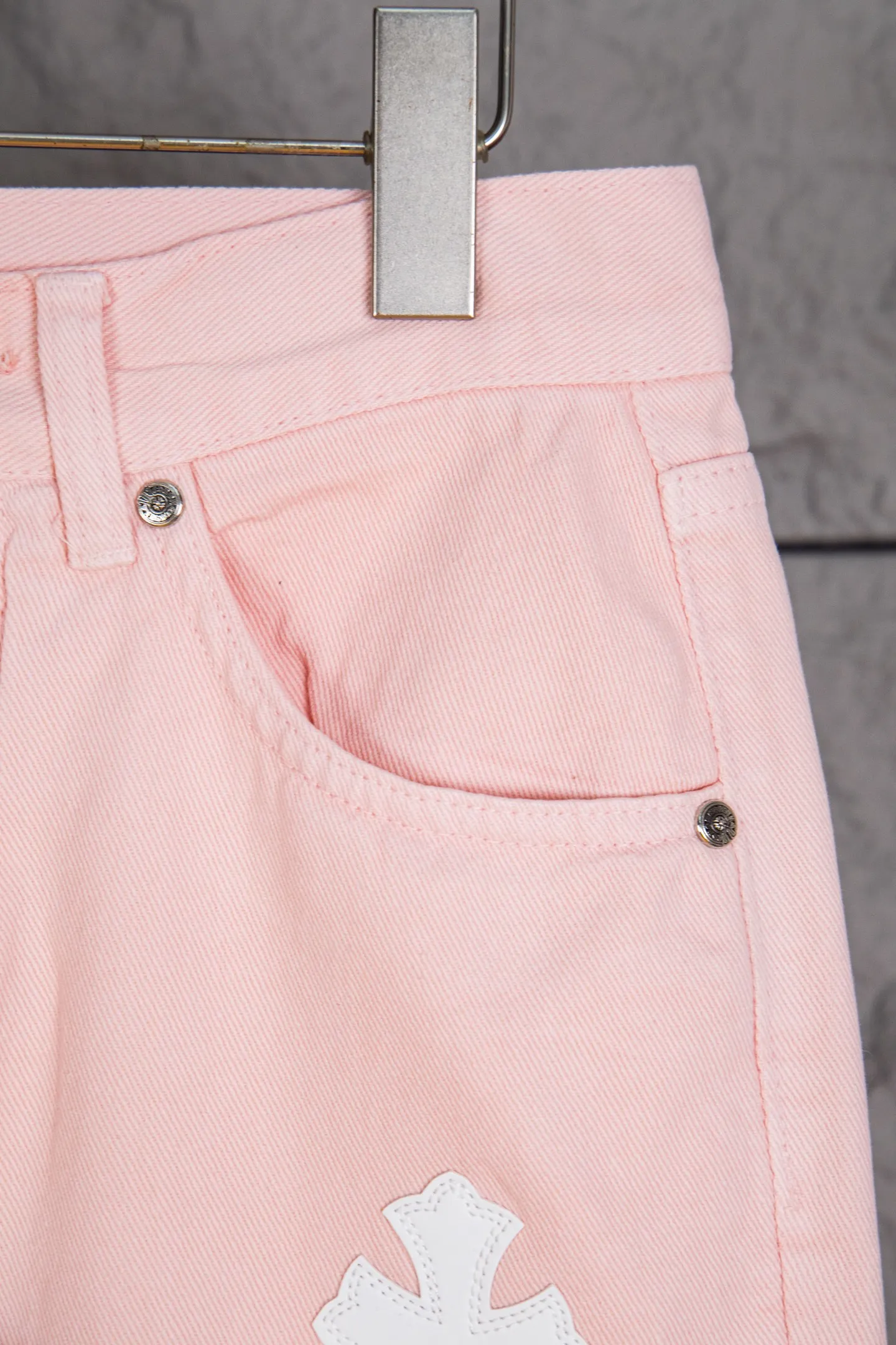 P270 Top version CH Chromehearts 2025 new limited edition white cross patchwork leather couple style washed loose pink jeans 💜 Top ceiling quality Styles with different washed textures, very friendly to people with thin legs and thick legs, straight and loose version very flattering leg shape Timeless moderate length, easy to match with casual, basic styling for various styles, a must-have in the wardrobe! The fabric is stiff but also makes the upper body soft without losing texture. The washing process is even more perfect. It is a must-have item for everyone! ! ! Washed wheat, hang tag, pants label, complete with three labels, color: pink, size: 28, 30, 32, 34